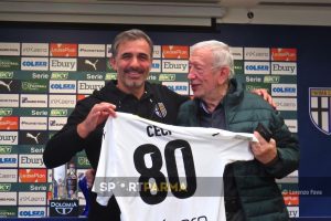 il mister Fabio Pecchia Parma Calcio consegna al giornalista Giancarlo ceci una maglia celebrativa nella conferenza stampa del 19.10.2023