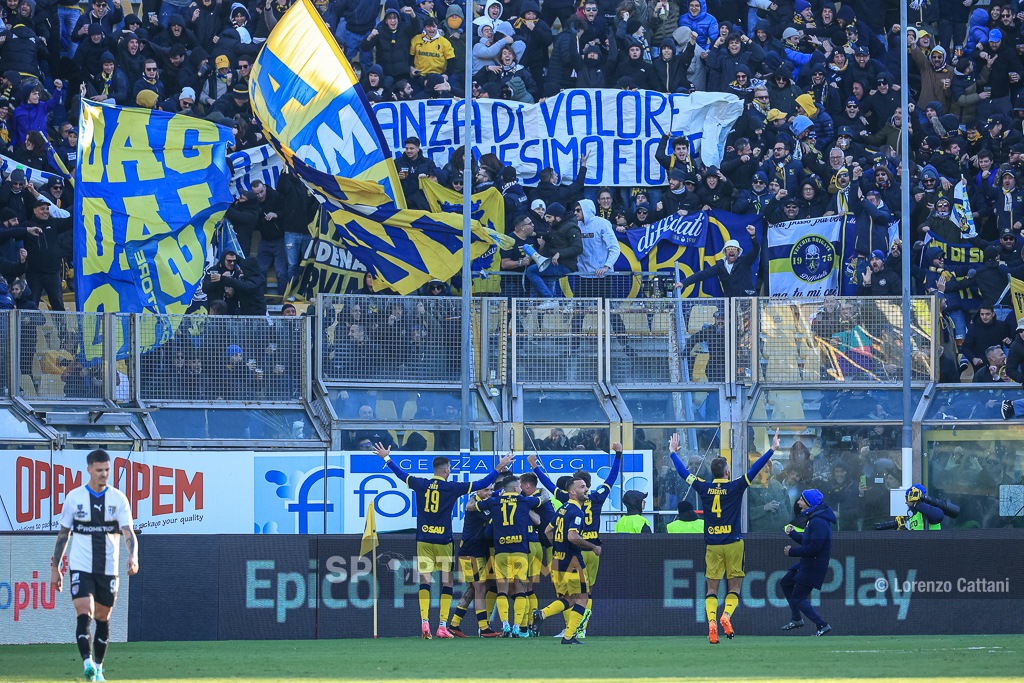Parma Modena 1 1 14a giornata Serie B 2023 2024 esultanza dei Canarini sotto il settore ospiti