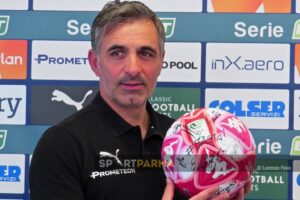il mister del Parma Fabio Pecchia con il pallone foirmato dalla squadra per la giornata contro la violenza sulle donne durante la conferenza del 24.11.2023