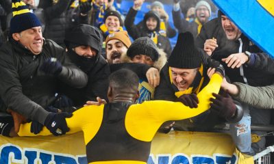 Ange Yoan Bonny abbraccia i tifosi dopo il gol in Brescia Parma 0 2 Serie B 2022 2023