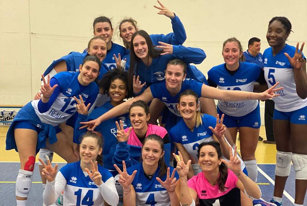 Galaxy Volley Collecchio festeggia la vittoria per 0 3 a Soliera Volley femminile serie B2