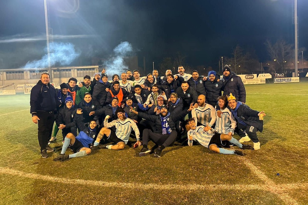 Il Mezzani esulta per la vittoria della Coppa Emilia Parma di Seconda Categoria s.s 2023 2024
