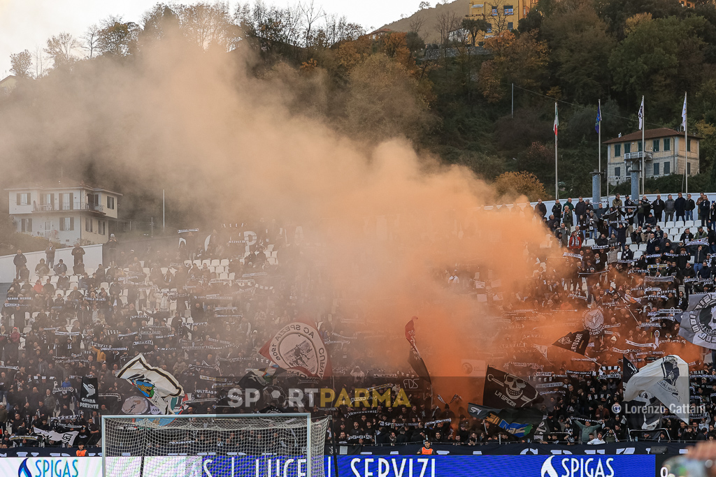 Spezia Parma 0 1 15a giornata Serie B 2023 2024 curva Ferrovia con fumogeni