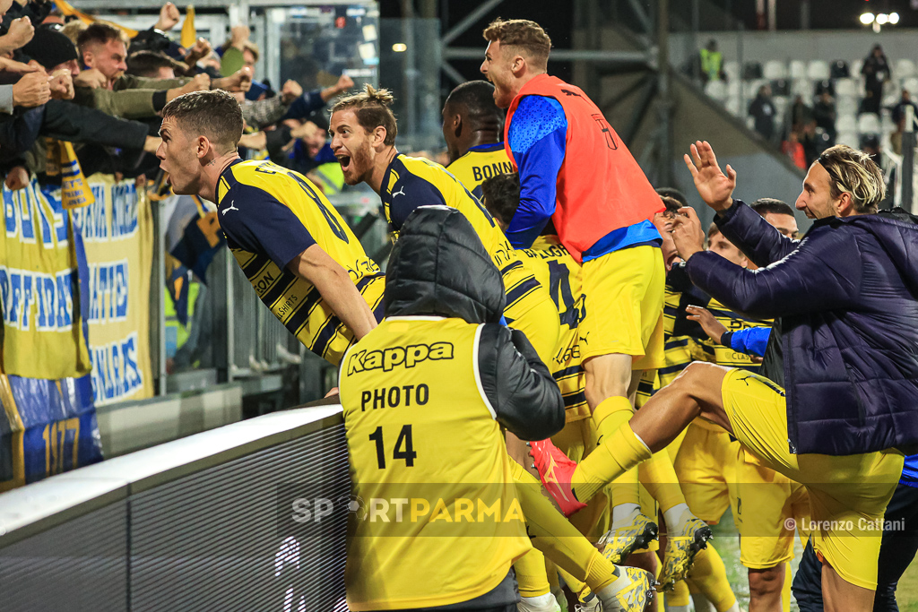 Spezia Parma 0 1 15a giornata Serie B 2023 2024 eultanza giocatori gialloblu sotto la curva ospiti