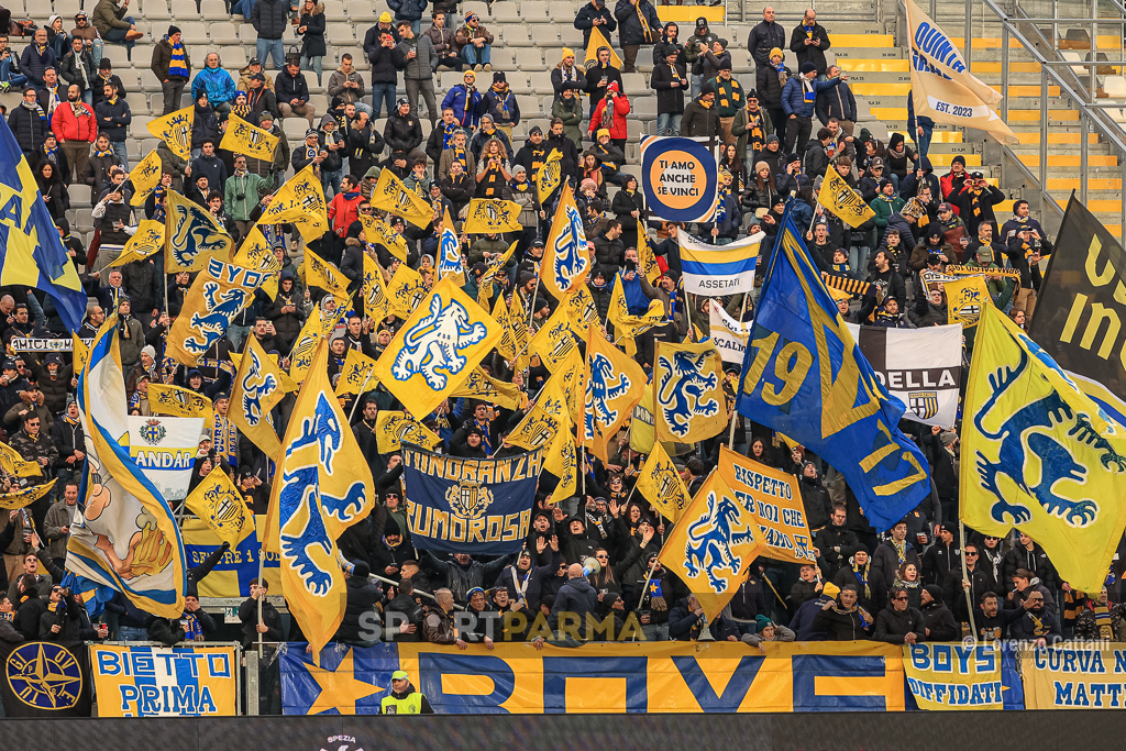 Spezia Parma 0 1 15a giornata Serie B 2023 2024 tifosi gialloblu nel settore ospiti