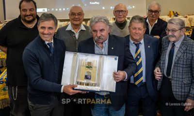 consegna Gialloblu dOro a mister Fabio Pecchia alla cena di Natale 2023 Centro di Coordinamento Parma Clubs