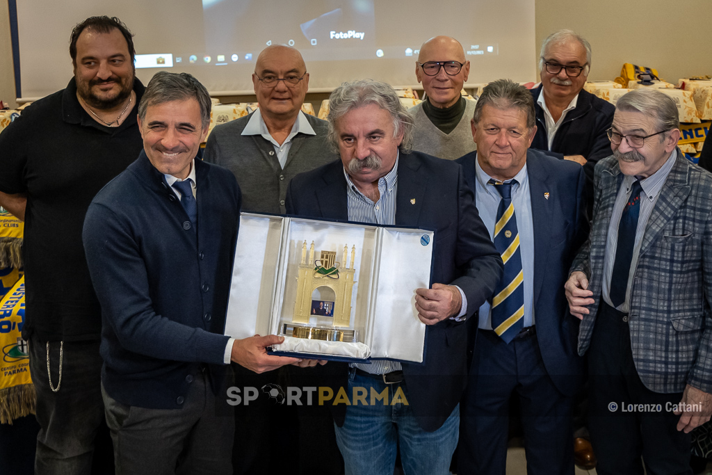 consegna Gialloblu dOro a mister Fabio Pecchia alla cena di Natale 2023 Centro di Coordinamento Parma Clubs