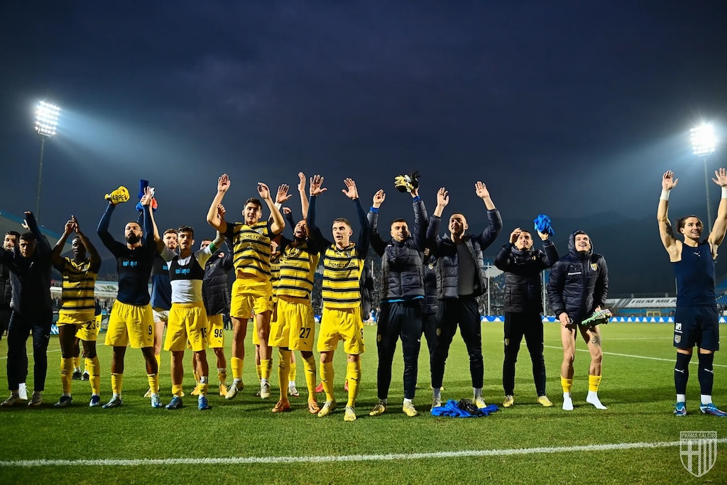 esultanza finale dei giocatori gialloblu in Brescia Parma 0 2