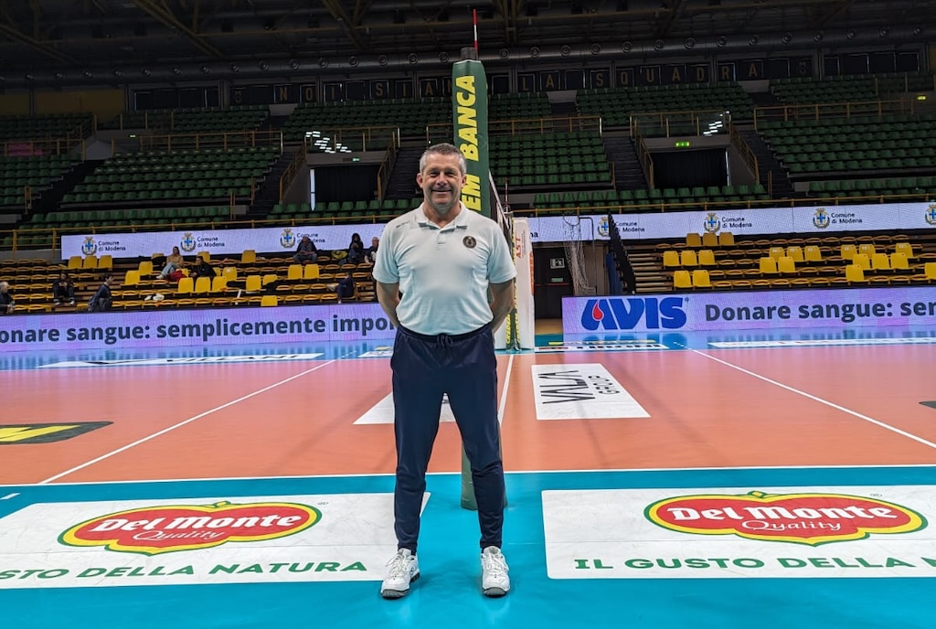 lallenatore di calcio Marco Musi arbitro di pallavolo