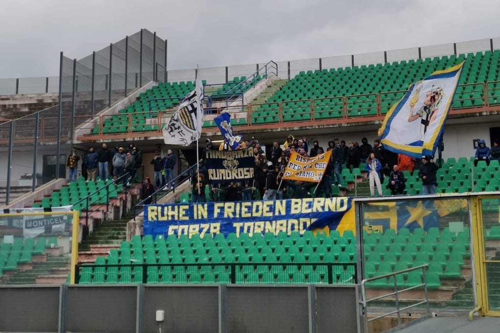 tifosi crociati in trasferta al San Vito Marulla in Cosenza Parma Serie B 2021 2022