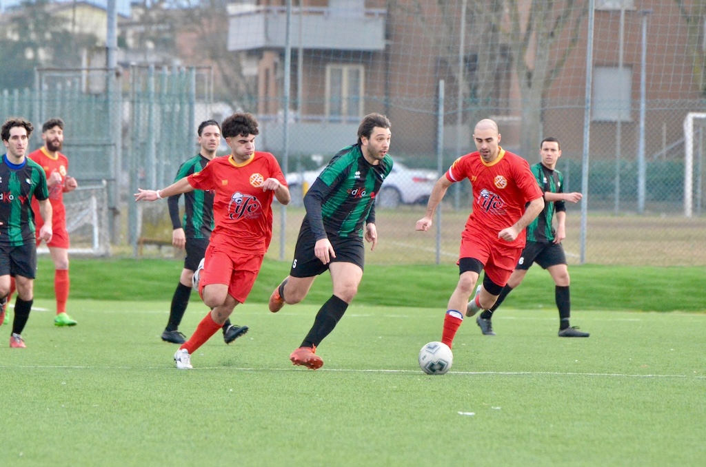 Michele Schiaretti tra Tommaso Cavazzini e Mezin Kulluri in Il Cervo Carignano 1 1 20a giornata Promozione 2023 2024