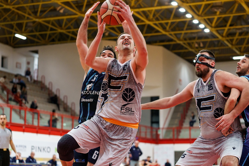 Milo Galli in azione in Fulgor Fidenza Pizzigjettone serie B interregionale basklet