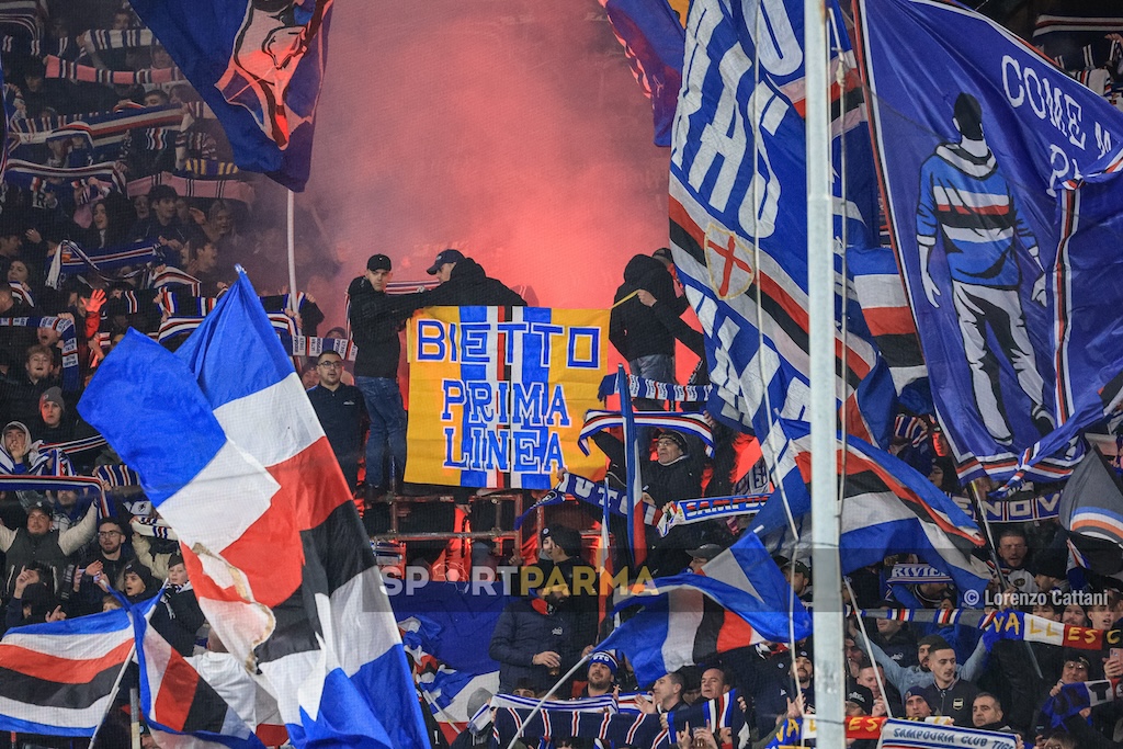 Sampdoria Parma 0 3 21a giornata Serie B 2023 2024 tifosi blucerchiati con con bandiera per il Bietto