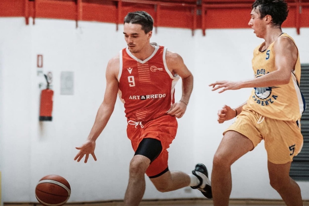 Samuel Foschi in azione con lArtarredo Valtarese Basket