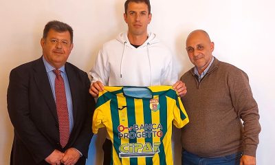 il difensore parmigiano Marco Rossi con la maglia dellEnna tra il presidente Stompo e lad Montesano