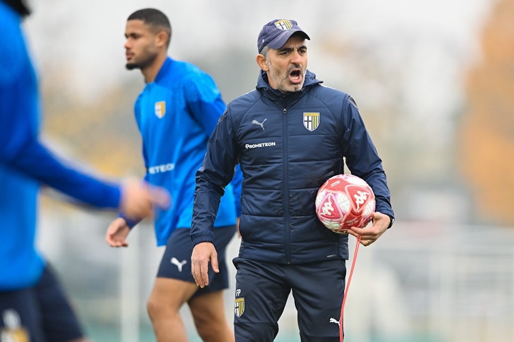 mister Fabio Pecchia in allenamento alla guida del Parma Calcio