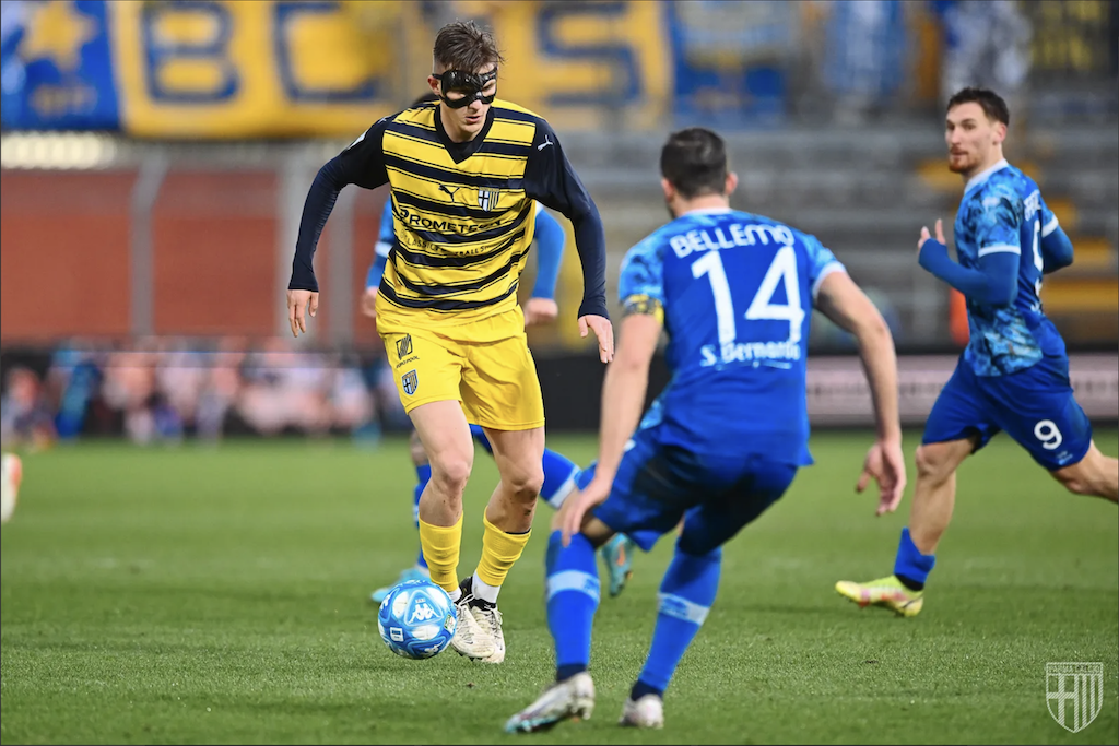 Adrian Benedyczak in azione in Como Parma 1 1 26a giornata Serie B 2023 2024