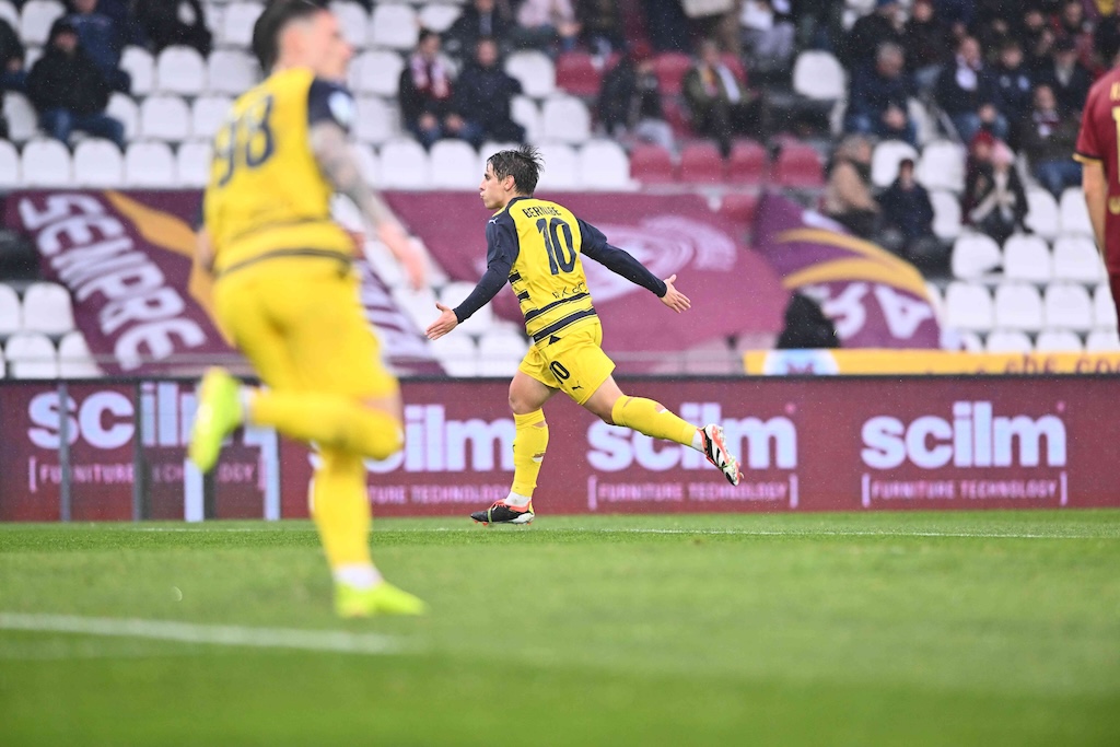 Adrian Bernabe esulta dopo il gol in Cittadella Parma 24a giornata Serie B 2023 2024