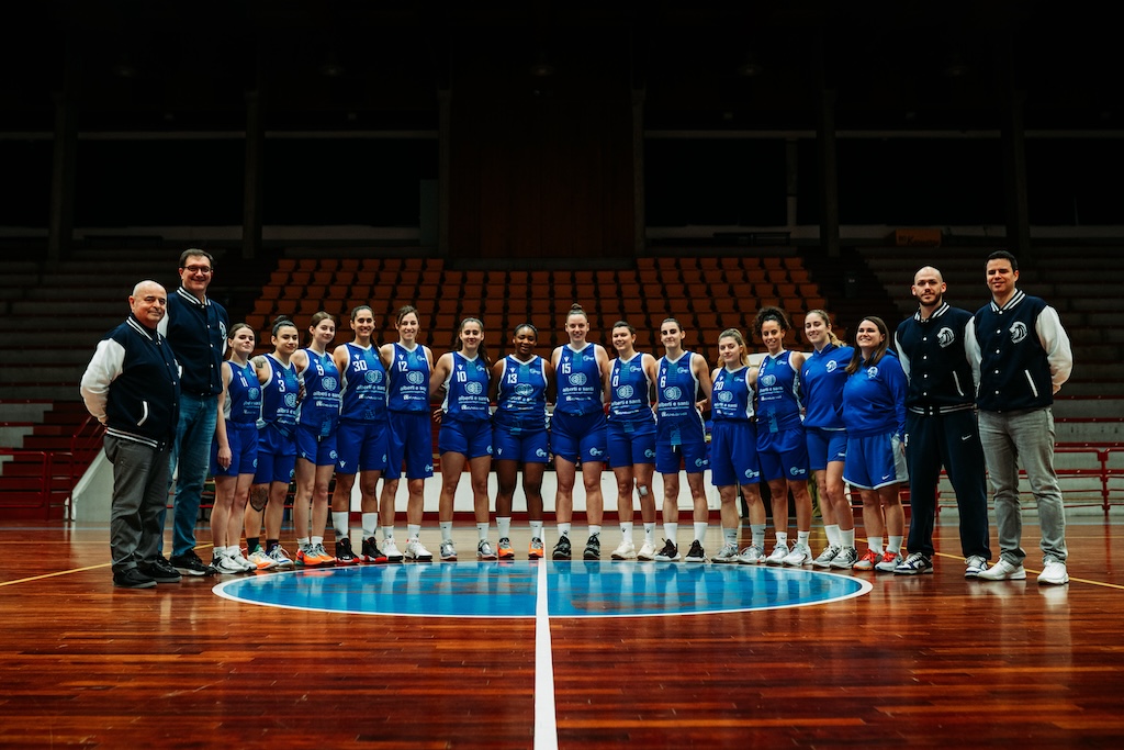 Alberti e Santi Valtarese Basket Serie B femminile s.s. 2023 2024 in piedi
