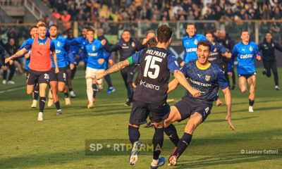 Parma Pisa 3 2 25a giornata Serie B 2023 2024 Botond Balogh e i componenti della panchina corrono verso Enrico Delprato