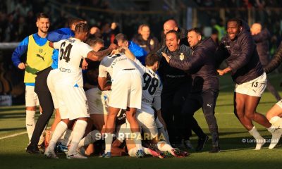 Parma Venezia 2 1 23a giornata Serie B 2023 2024 abbraccio di gruppo dopo il gol di Camara
