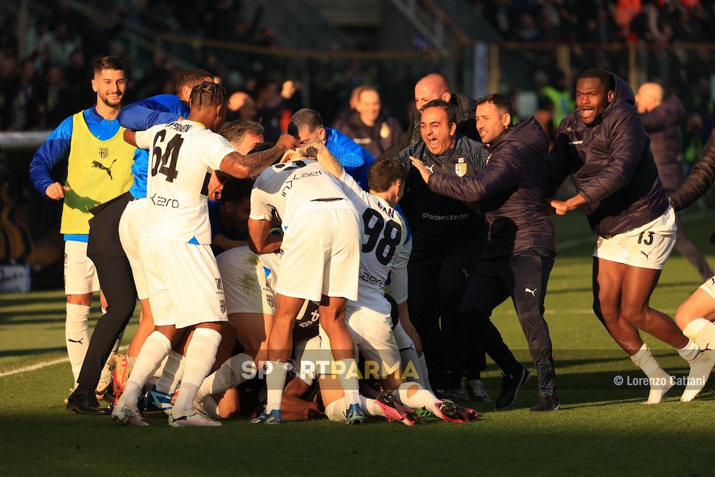 Parma Venezia 2 1 23a giornata Serie B 2023 2024 abbraccio di gruppo dopo il gol di Camara