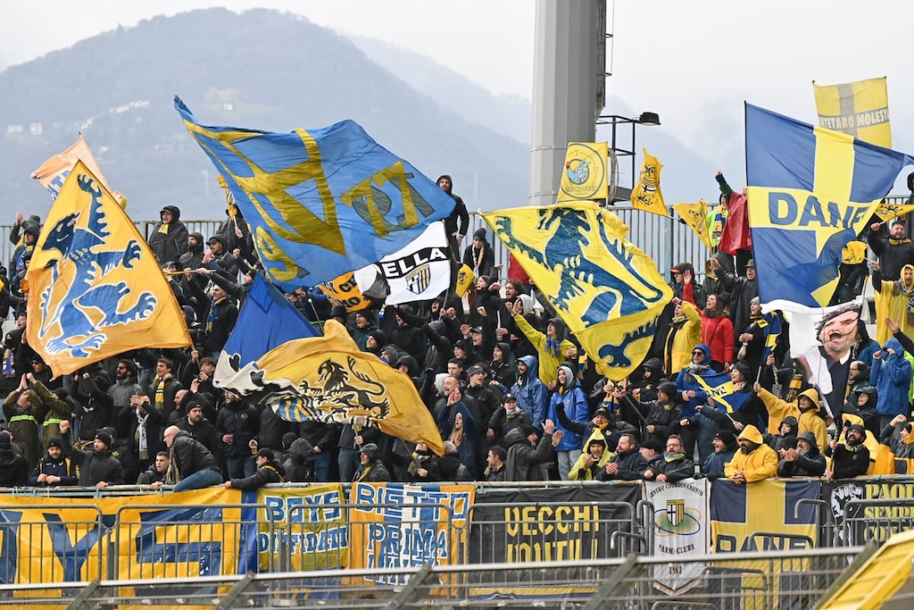 Tifosi gialloblu in Como Parma 26a giornata Serie B 2023 2024 Foto Roberto Colombo Lariosport