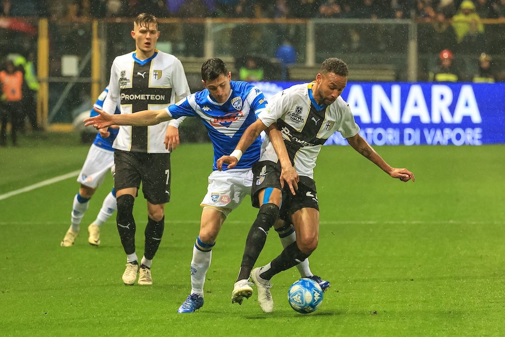 Dimitri Bisoli ed Hernani duellano in Parma Brescia 29 giornata Serie B 2023 2024