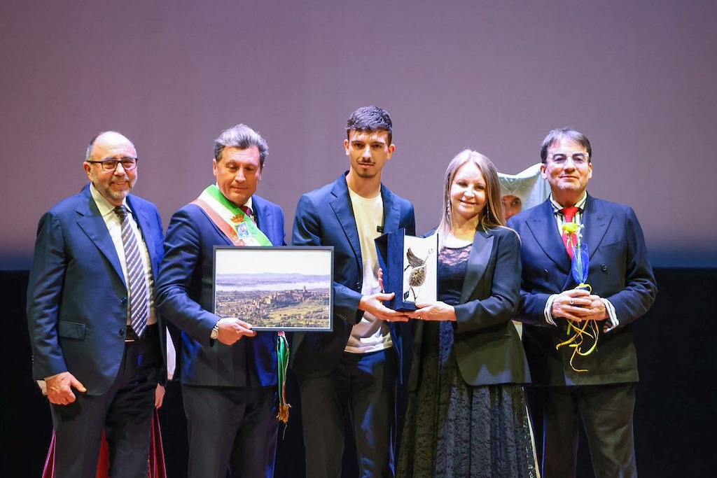 Enrico Delprato riceve il 3° Premio Gianni Di Marzio durantel la settima edizione del Gran Gala dello Sport organizzato dal Comune di Castiglion Fiorentino