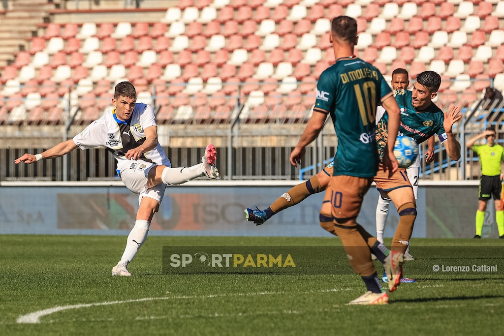 Feralpisalo Parma 30a giornata Serie B 2023 2024 Nahuel Estevez segna il gol dell1 2