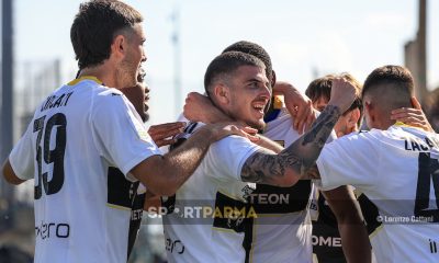 Feralpisalo Parma 30a giornata Serie B 2023 2024 esultanza di gruppo dopo il gol di Mihaila