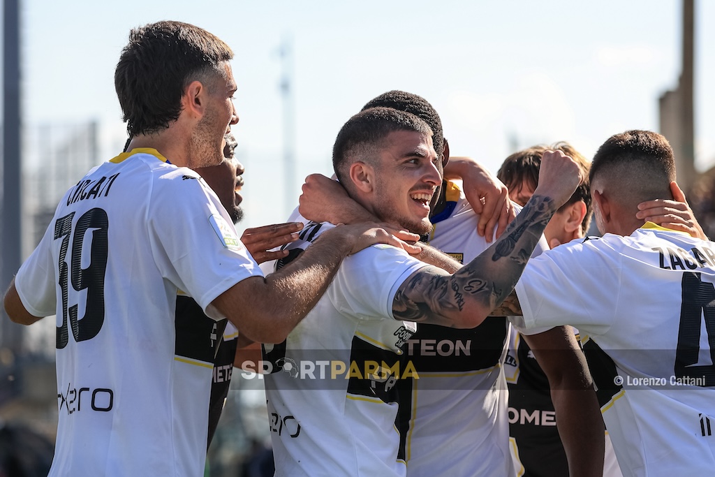 Feralpisalo Parma 30a giornata Serie B 2023 2024 esultanza di gruppo dopo il gol di Mihaila