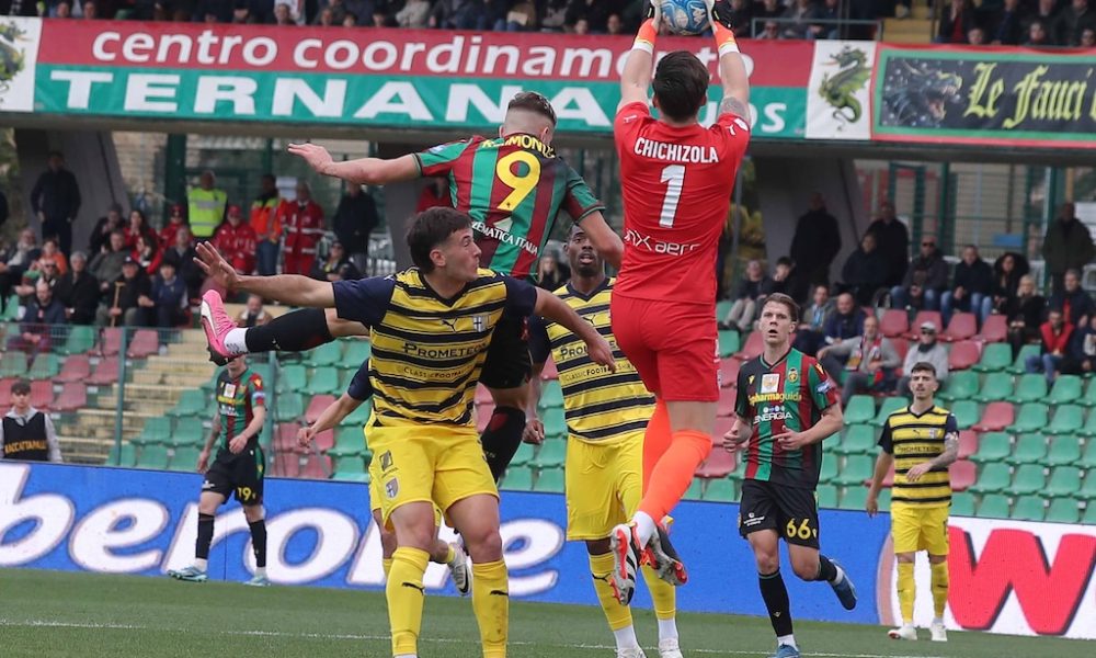 Leandro Chichizola in uscita alta su Raimondo in Ternana Parma 1 3 28a giornata Serie B 2023 2024