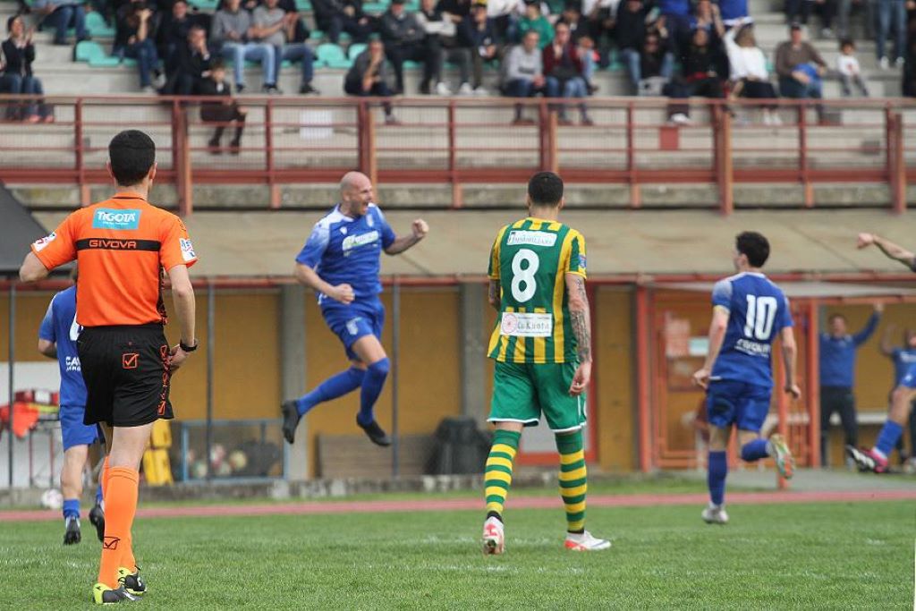 Lesultanza dopo il gol di Ferretti in Borgo San Donnino Sangiuliano 3 1 27a giornata di Serie D