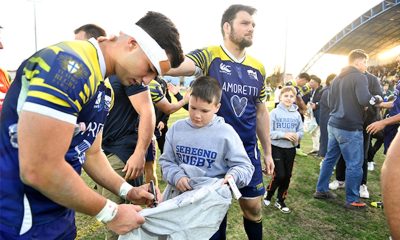 Pani Zebre Parma firma una t shirt di un bambino del Seregno Rugby a margine del derby col Benetton Rugby Inpho