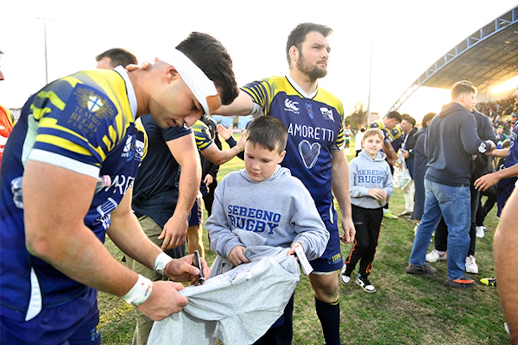 Pani Zebre Parma firma una t shirt di un bambino del Seregno Rugby a margine del derby col Benetton Rugby Inpho