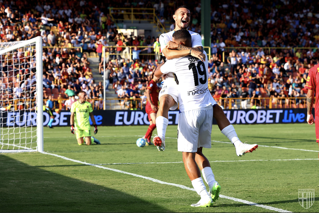 Partipilo abbraccia Sohm dopo un gol in Catanzaro Parma 0 5 5a giornata Serie B 2023 2024