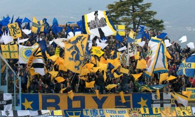 i tifosi gialloblu nel settore ospiti dello stadio Lino Turina di Salo in poccasione di Feralpisalo Parma 0 1 Lega Pro 2016 2017