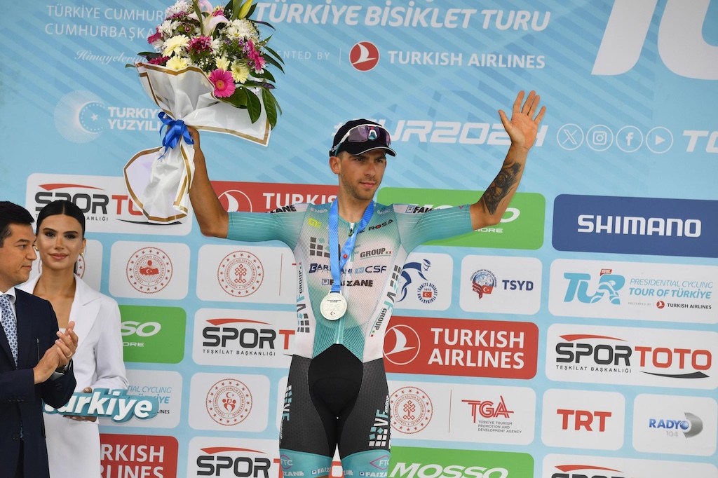 Enrico Zanoncello sul secondo gradfino del podio dopo la seconda tappa del Giro di Turchia
