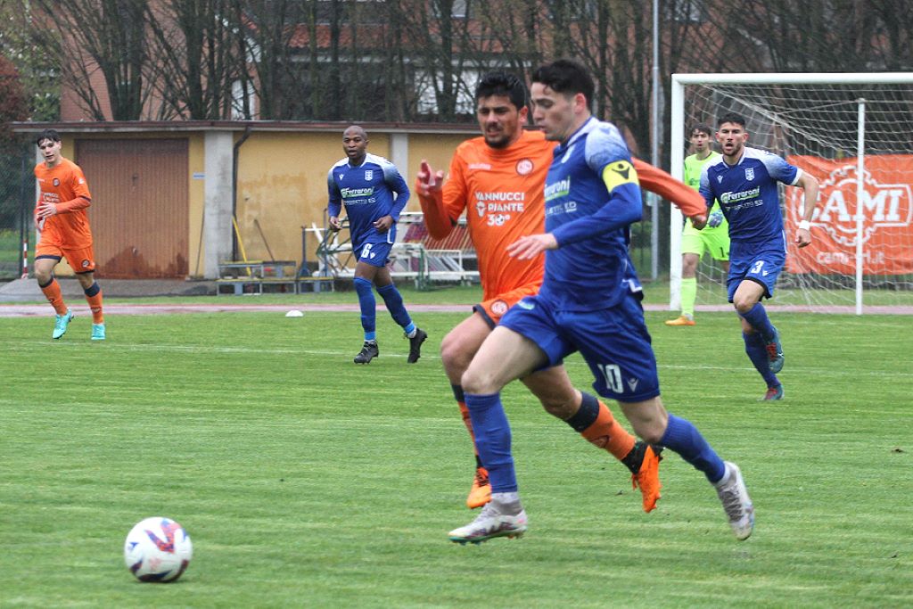 Giacomo Rossi capitano Borgo San Donnino in azione nel match contro la Pistoiese