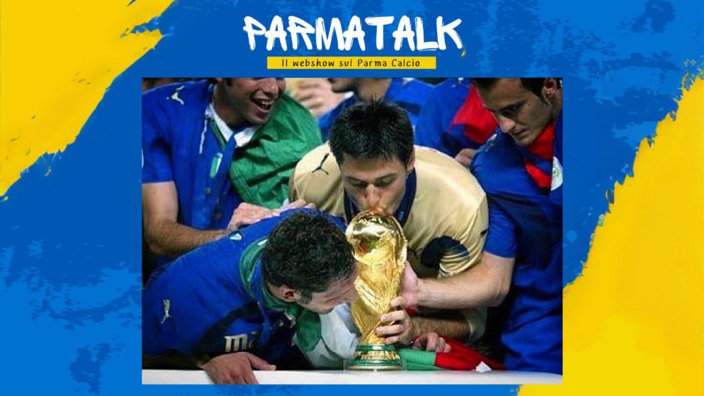 Marco AMelia bacia la Coppa del Mondo 2006 figurina ParmaTalk