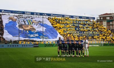 Parma Catanzaro 0 2 31a giornata Serie B 2023 2024 undici di partenza con la coreografia in Curva Nord alle spalle