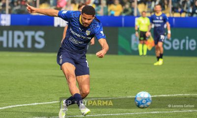 Parma Catanzaro 0 2 31a giornata Serie B 2023 2024 Simon Sohm calcia e prende la traversa