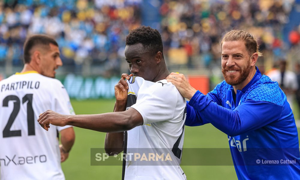Parma Lecco 4 0 35a giornata Serie B 2023 2024 Drissa Camara esulta baciando la maglia del Parma e Cristian Ansaldi lo abbraccia