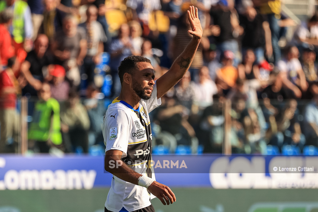 Parma Spezia 2 0 33a giornata Serie B 2023 2024 Hernanin saluta la tribuna