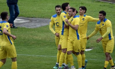 labbraccio dei giocatori gialloblu a Mattia Fanti autore del primo gol in Salsomaggiore Fabbrico 2 2 34a giornata Eccellenza 2023 2024