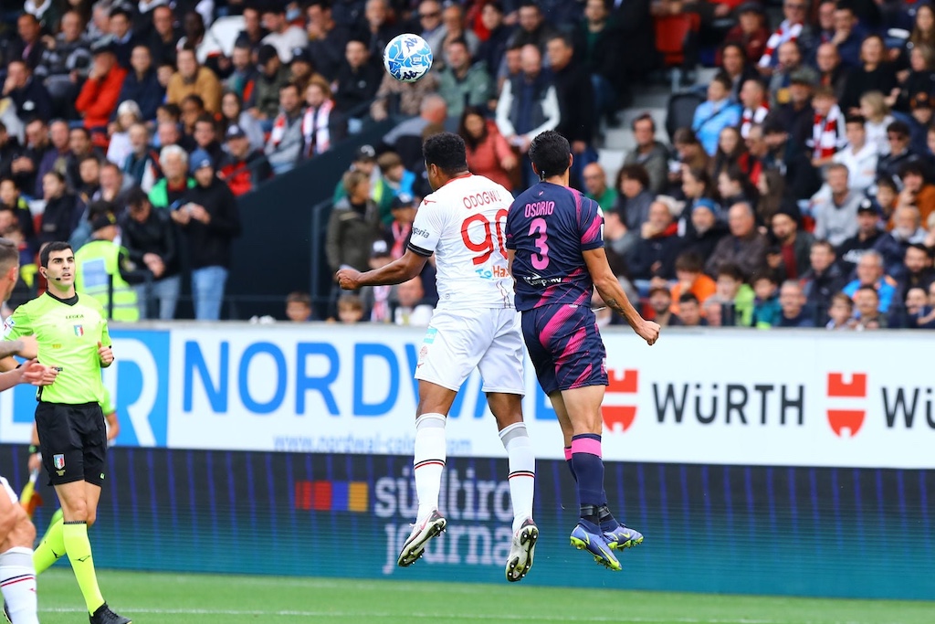 stacco aereo di Raphael Odogwu e Yordan Osorio in Sudtirol Parma 1 0 Serie B 2022 2023 Foto FC Sudtirol