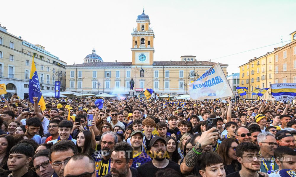 2024 05 05 carosello e festeggiamenti in piazza per la vittoria del campionato di Serie B 2023 2024 del Parma Piazza Garibaldi gremita di tifosi gialloblu