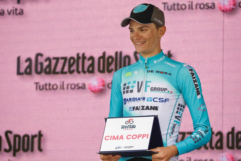 Giulio Pellizzari conquista la Cima Coppi al Giro dItalia 2024
