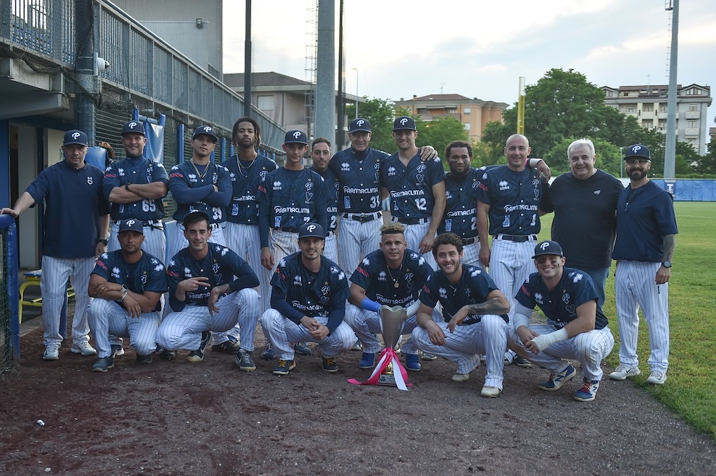 Il Parma Clima con il trofeo per la vittoria nel Parma Spring Training credit Corrado Benedetti per Parma baseball